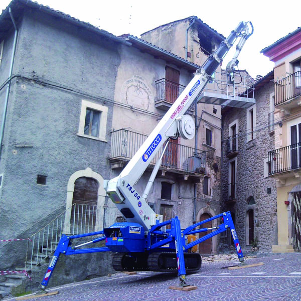 蜘蛛車（也稱為蜘蛛式高空作業平臺）在斜坡上進行作業時，有哪些步驟和注意事項？